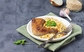 Нежный рис с курицей в духовке